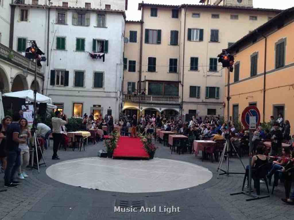 ISTITUTO SISMONDI PESCIA - SFILATA SPETTACOLO PIAZZA DEL GRANO PESCIA